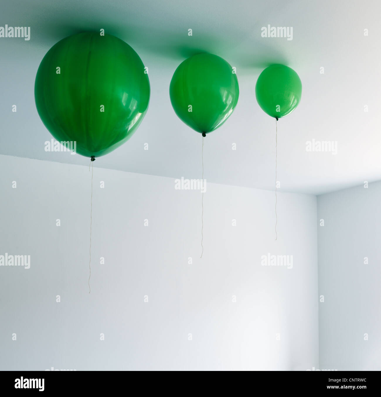 Diferentes tamaños de globos en el techo Fotografía de stock - Alamy