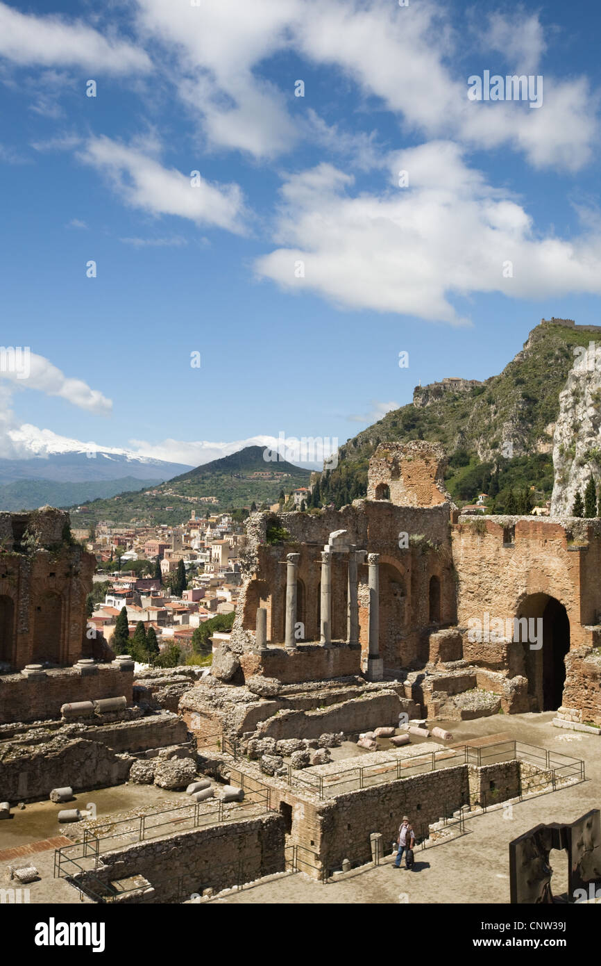 El teatro griego con el Monte Etna, Taormina, detrás de la provincia de Messina, Sicilia, Italia Foto de stock