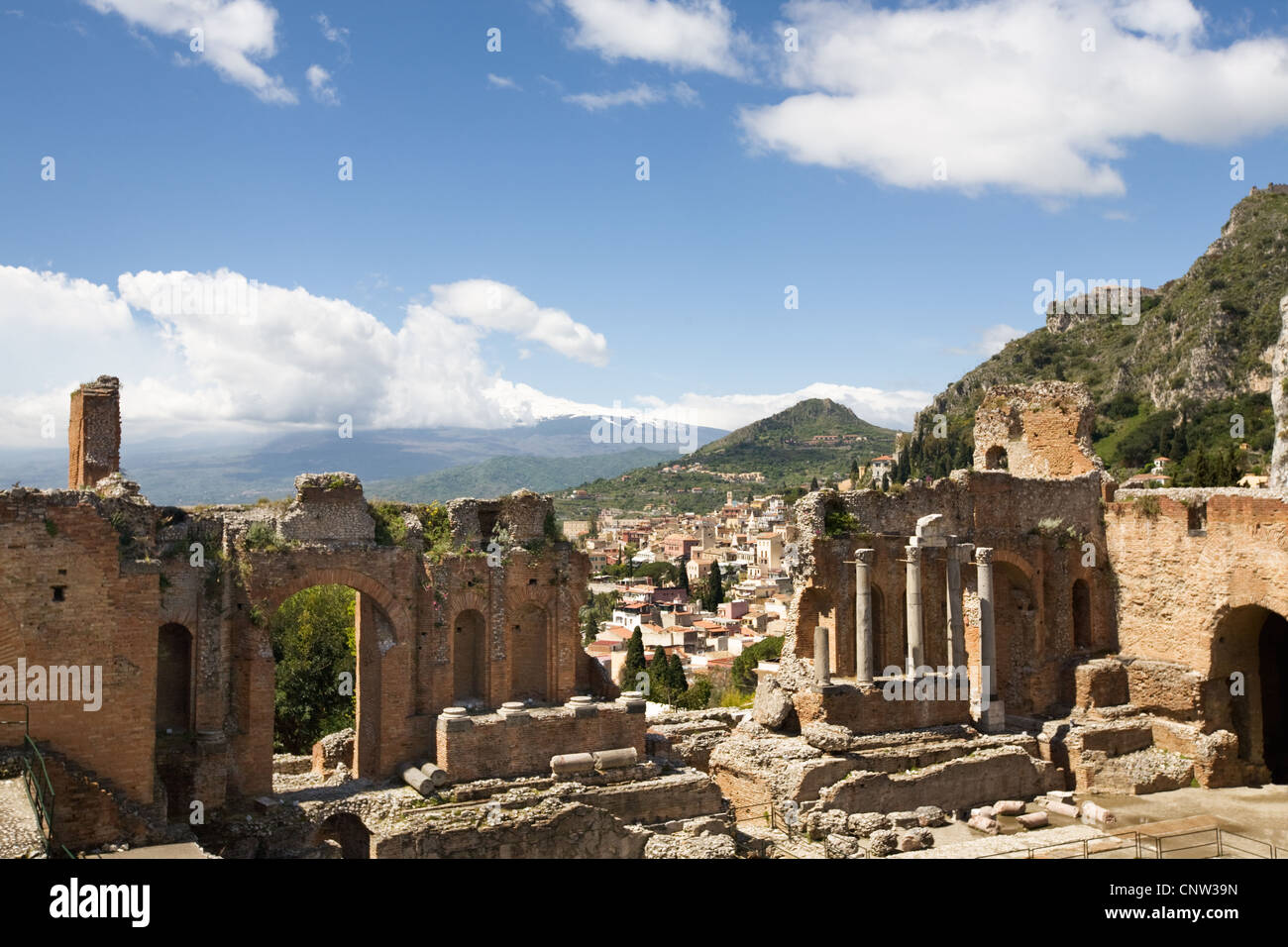 Ruinas del Teatro Griego de Taormina con más allá del Etna, Sicilia, Italia Foto de stock