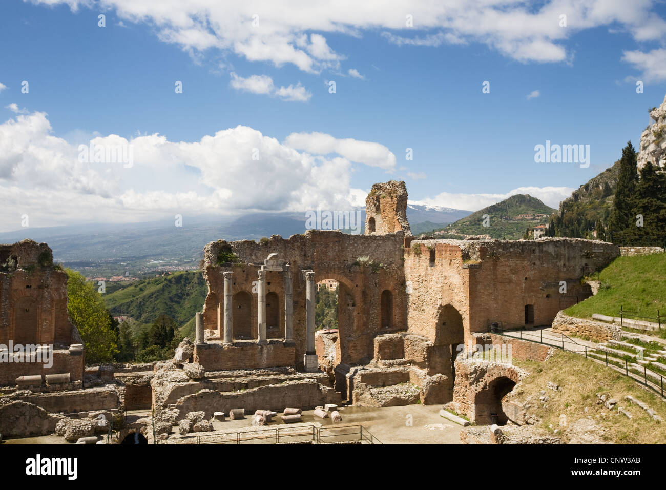 El teatro griego y el Monte Etna, Taormina cloud streaming, provincia de Messina, Sicilia, Italia Foto de stock