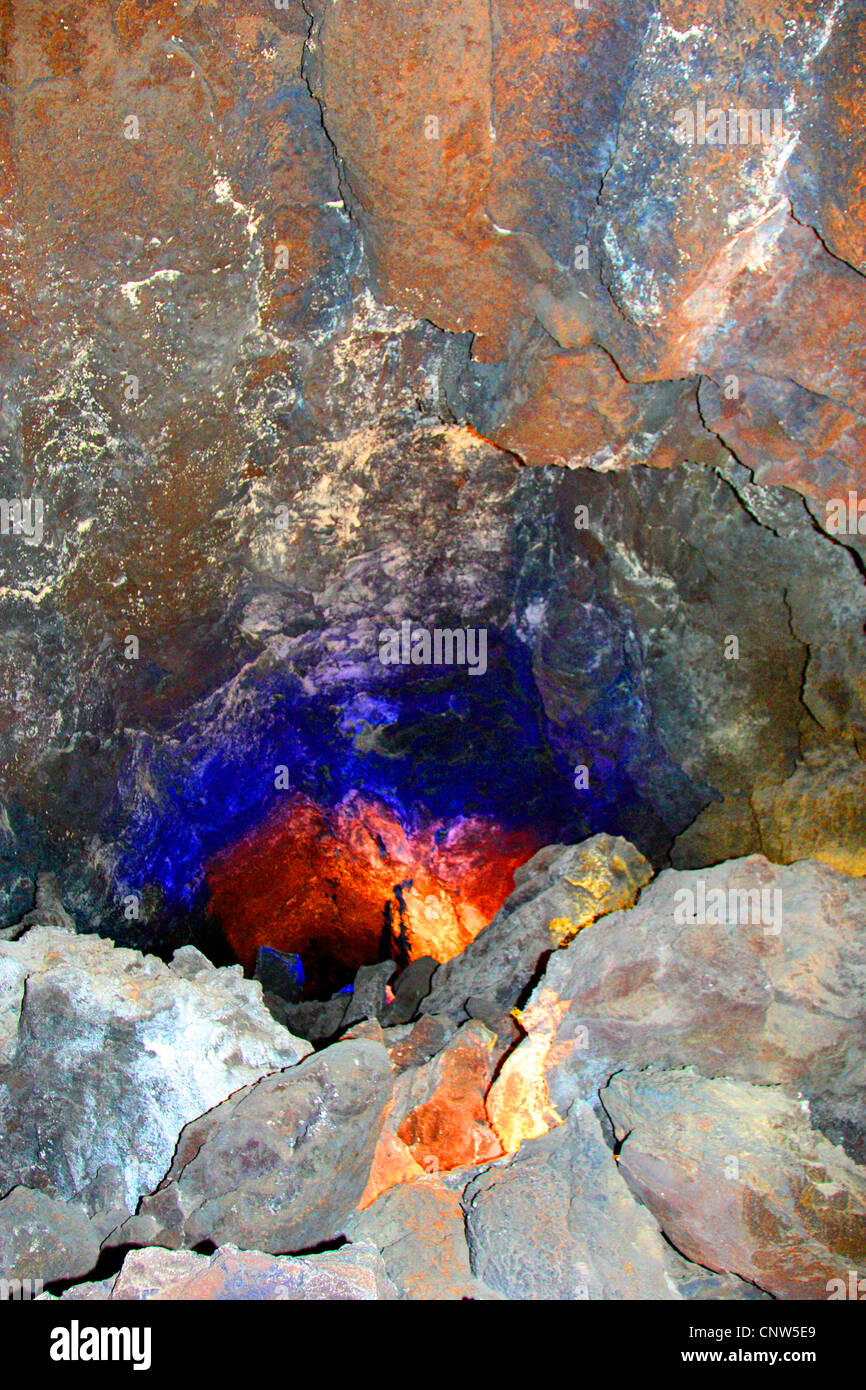 Túnel en roca volcánica iluminado por la lava incandescente, Islas Canarias, Lanzarote Foto de stock