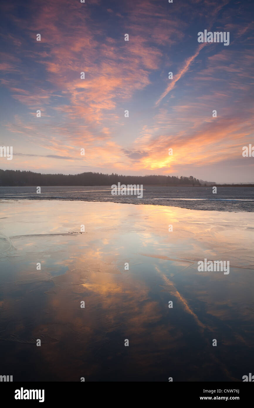 Temprano en la mañana de primavera en el lago Vansjø Vanemfjorden en Østfold, Noruega. Vansjø es una parte del sistema de abastecimiento de agua denominado Morsavassdraget. Foto de stock