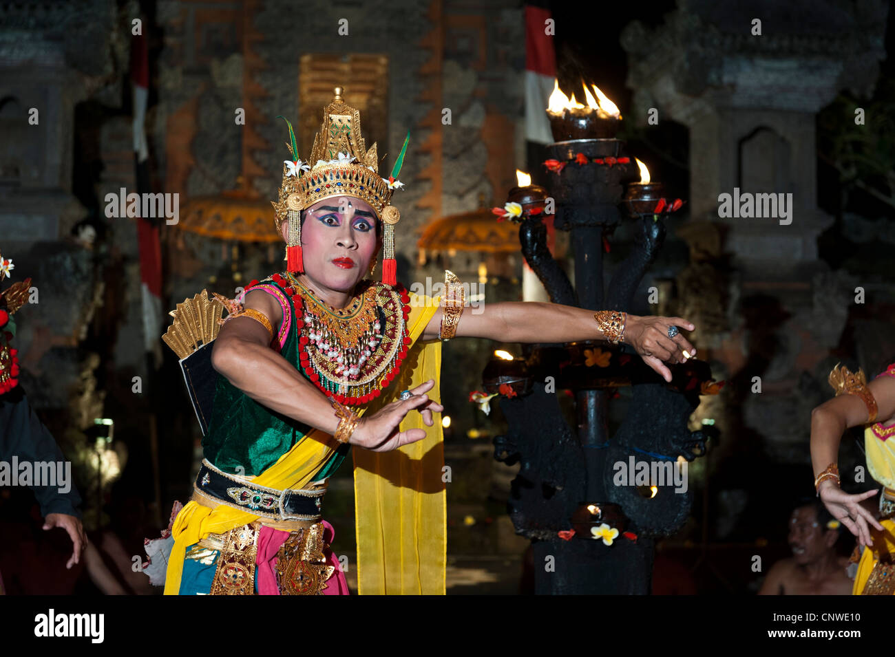 El príncipe Rama desde el kindom de Ayodya, durante una representación del  Ramayana en pura Dalem, Ubud, Bali, Indonesia Fotografía de stock - Alamy