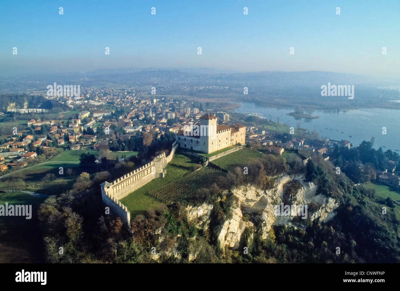 Europa Italia Lombardía provincia de Varese Angera la fortaleza Borromeo Foto de stock