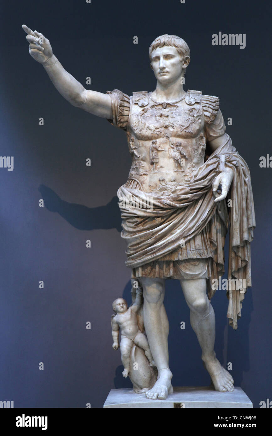 Augusto de Prima Porta (Augusto di Prima Porta) en exhibición en el Museo Chiaramonti (Braccio Nuovo) en los museos del Vaticano en Roma, Italia. Foto de stock