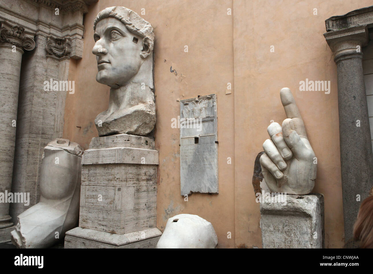 Colosal estatua de mármol de Constantino el Grande en los Museos Capitolinos en Roma, Italia. Foto de stock