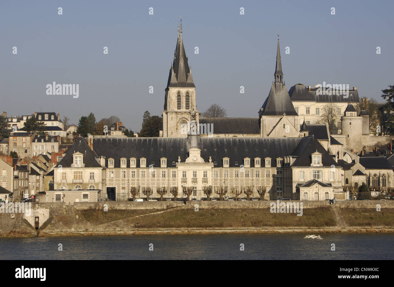 Francia. De Blois. Iglesia de San Nicolás, a orillas del río Loira. Fue construido desde 1138 hasta el siglo XIII. Foto de stock