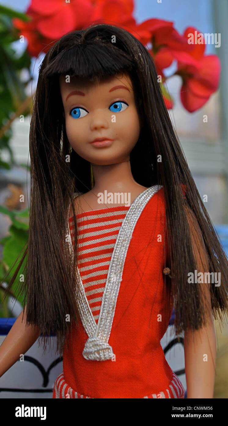 Vintage 1963 pierna recta, raros pelos, Skipper doll por Mattel, Barbie's  Little Sister, fabricado en Japón, en su bañador original Fotografía de  stock - Alamy