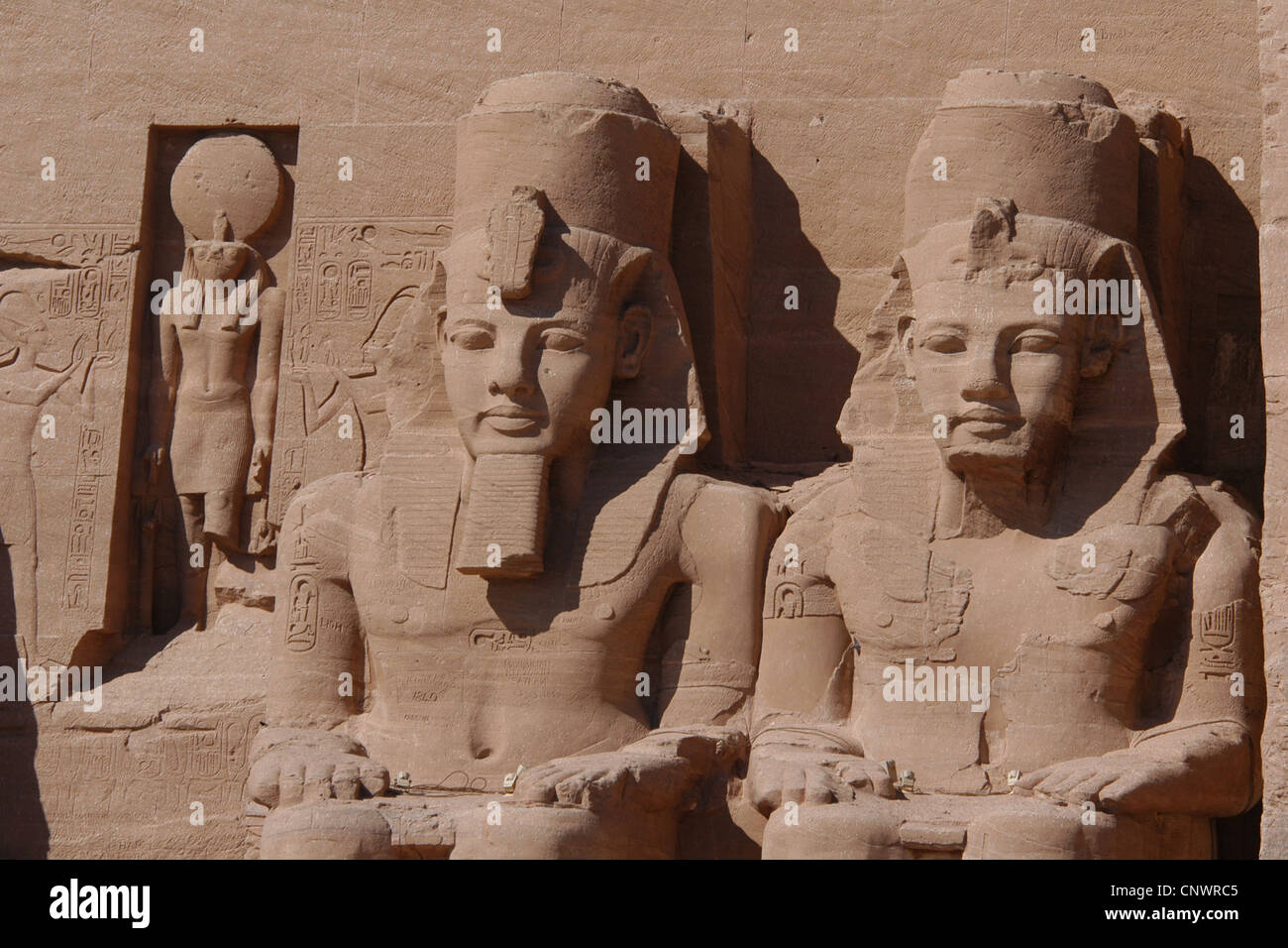 Gran Templo decorado con estatuas colosales del faraón Ramsés II en Abu Simbel, Nubia, Egipto. Foto de stock