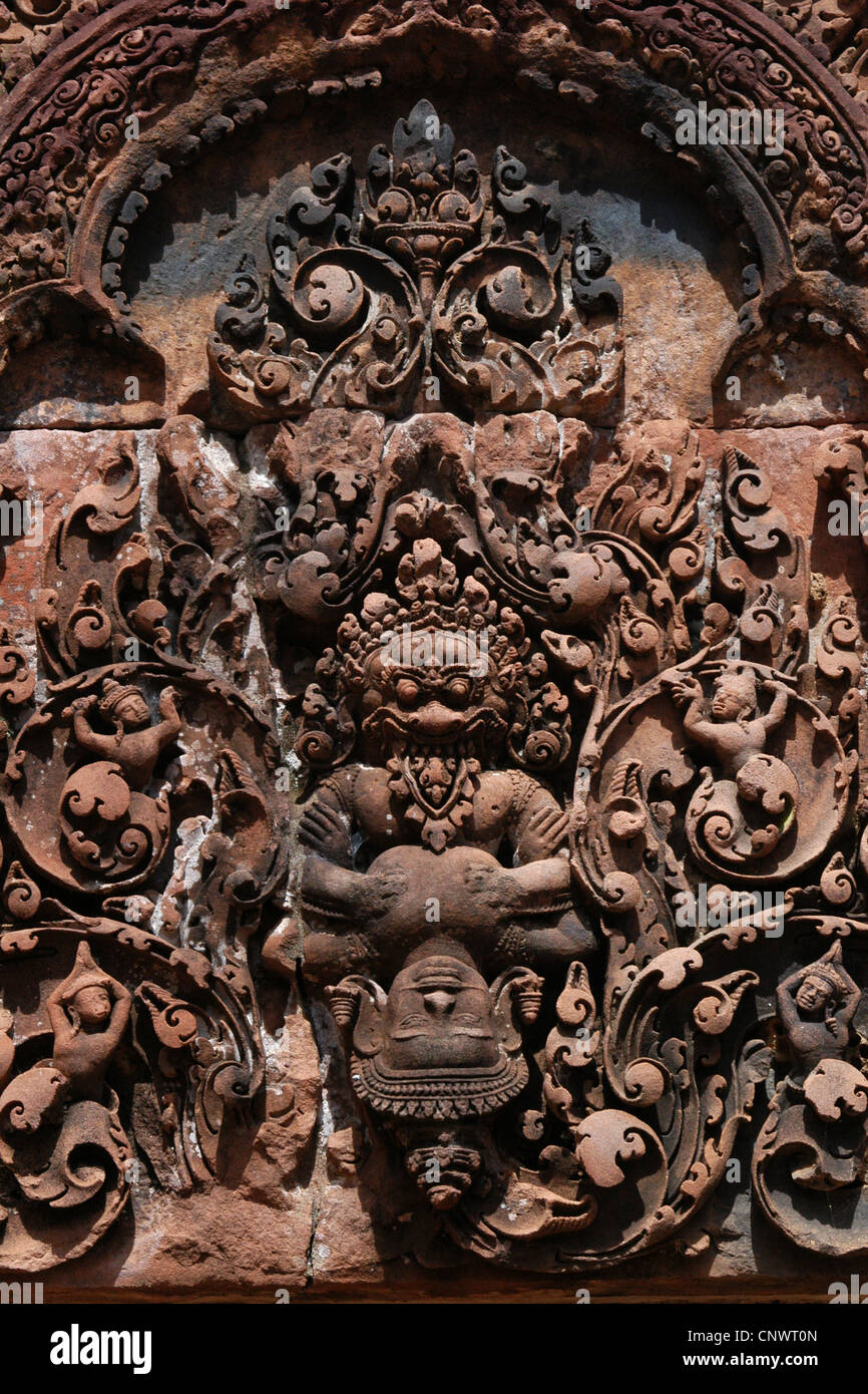 Demonio se apodera de la SITA, consorte del dios hindú Rama. El alivio de  la Banteay Srei templo de Angkor, en Camboya Fotografía de stock - Alamy