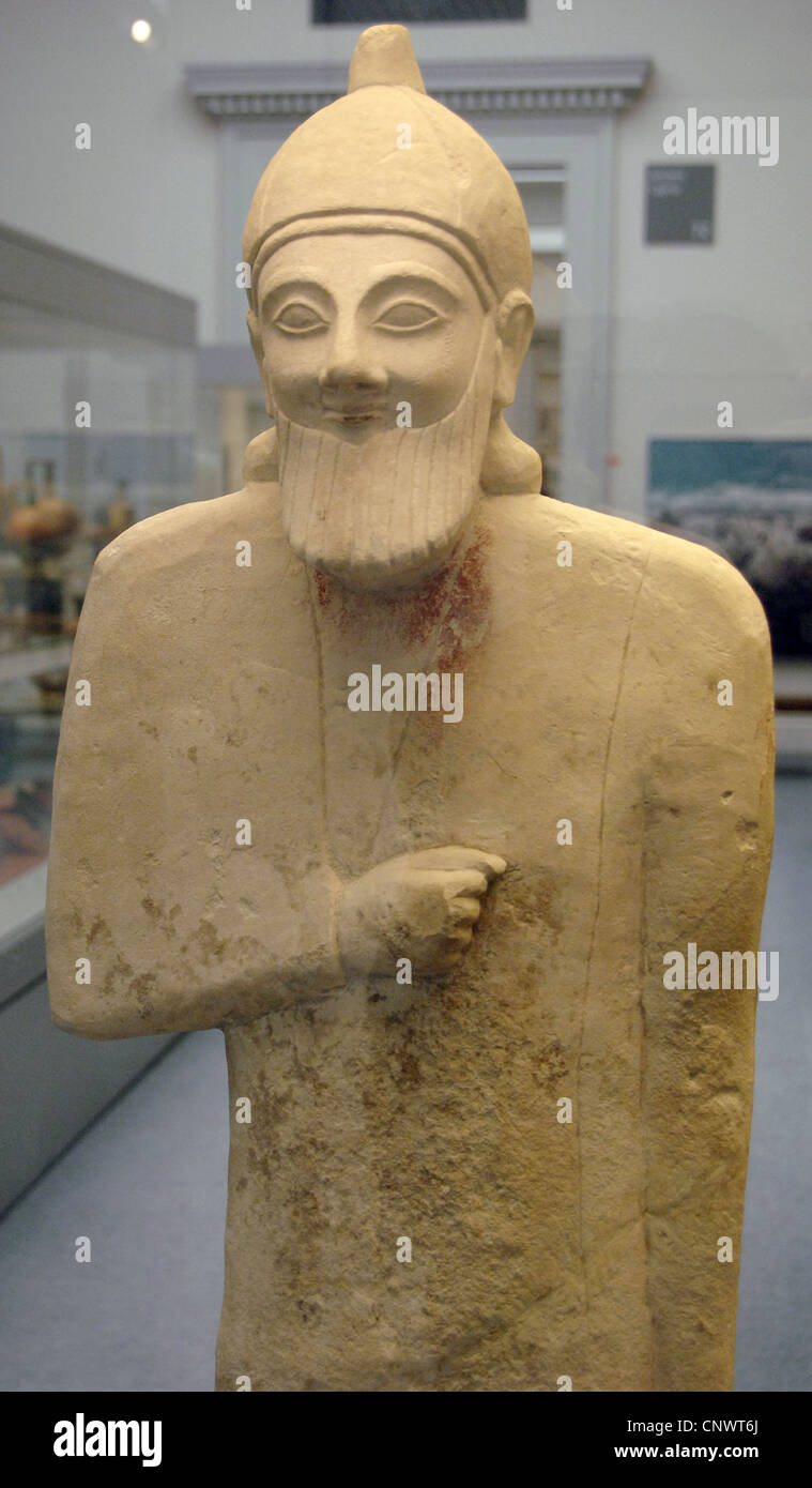 Estatua de piedra caliza workshipper barbudo. 575-550 A.C. Desde el Santuario de Apolo en Phrangissa, Tamassos (Chipre). Detalle. Foto de stock