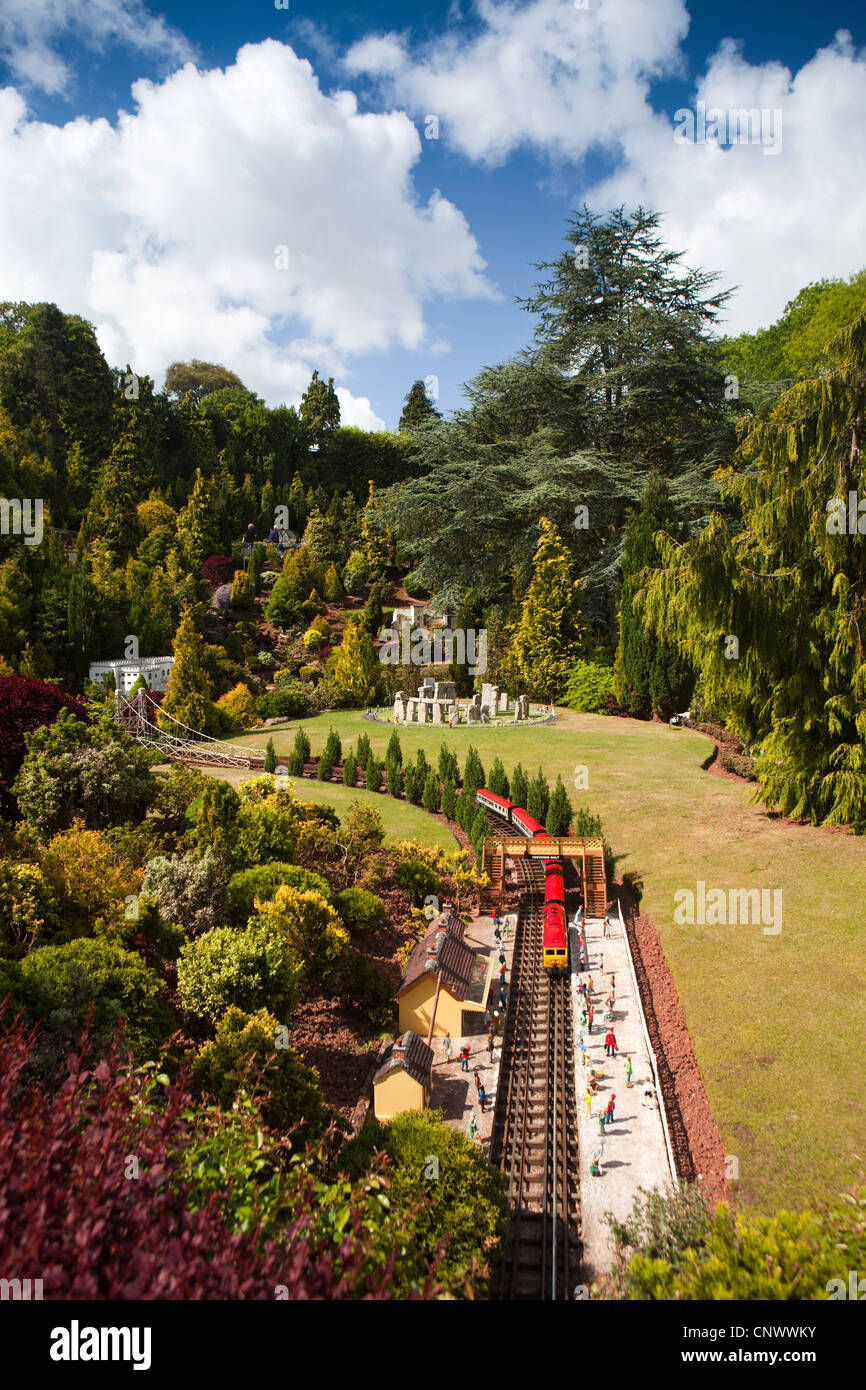 Reino Unido, Inglaterra, Devon, Torquay, Babbacombe Model Village, el tren pasa a través de los jardines Foto de stock