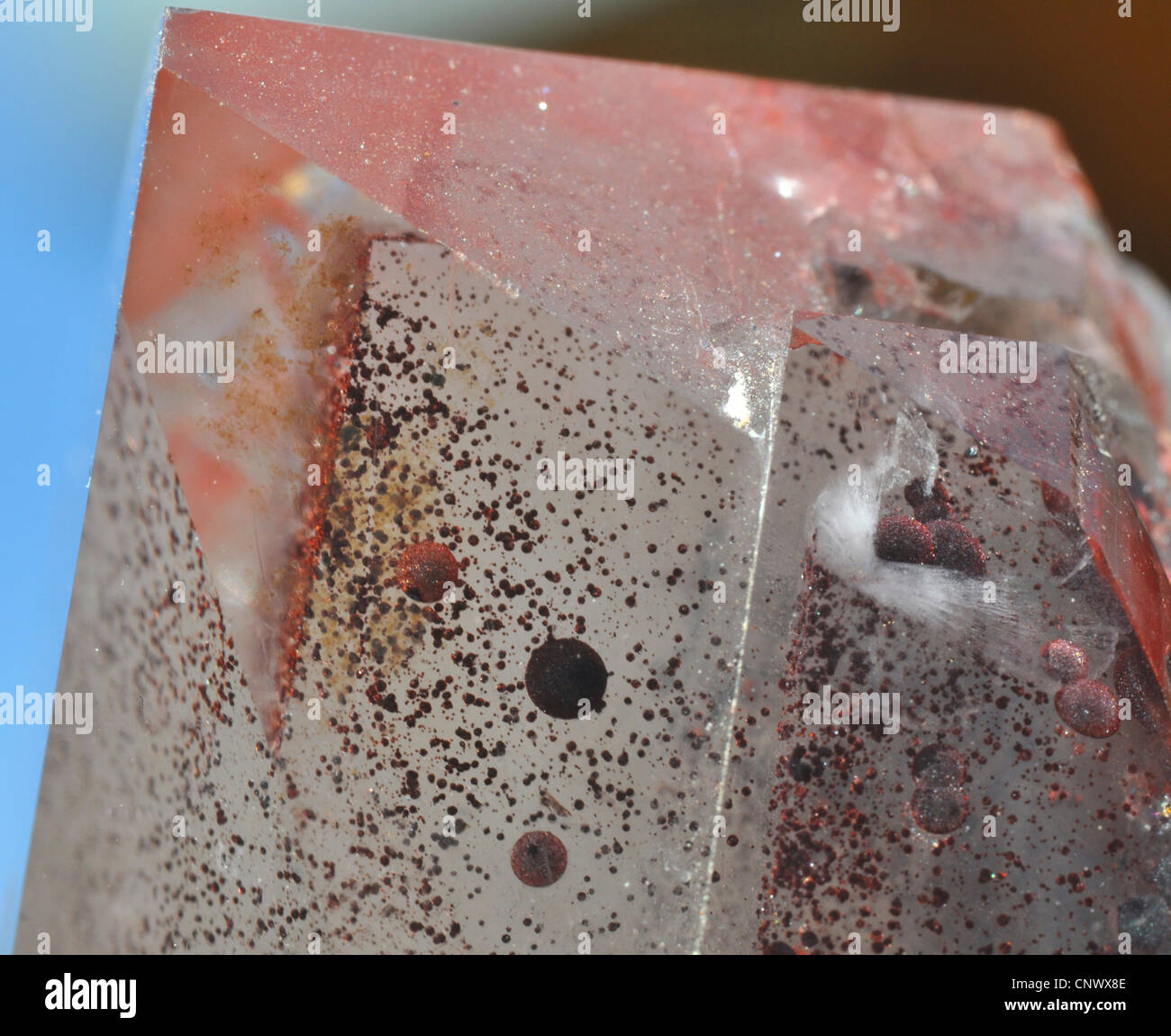 El cristal de roca con inclusiones de haematite Foto de stock