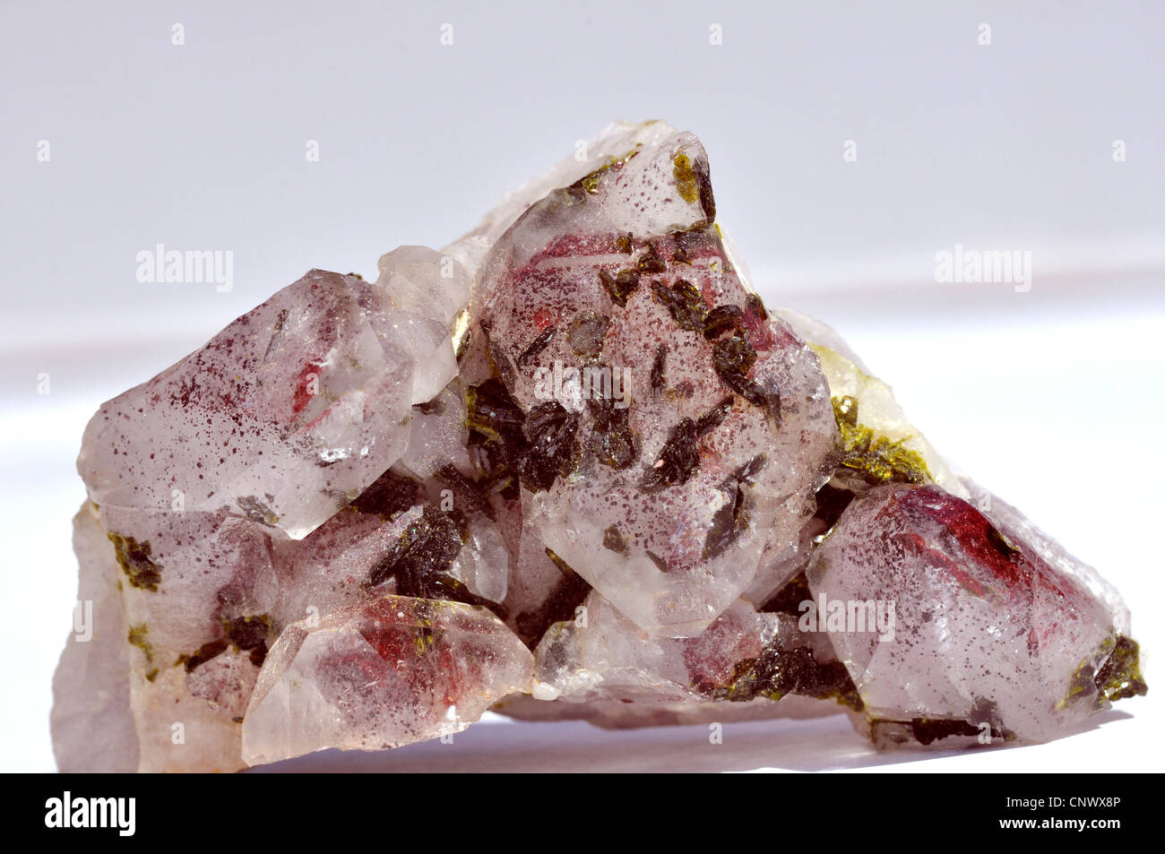 El cristal de roca con cristales de Epidota e inclusiones de haematite Foto de stock