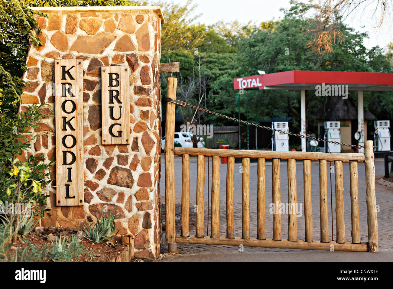 Puerta de entrada al campamento de puente del cocodrilo, el Parque Nacional Kruger, Sudáfrica Foto de stock