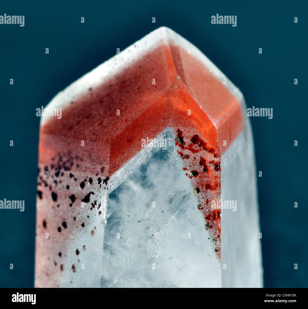 El cristal de roca con phantom de haematite Foto de stock