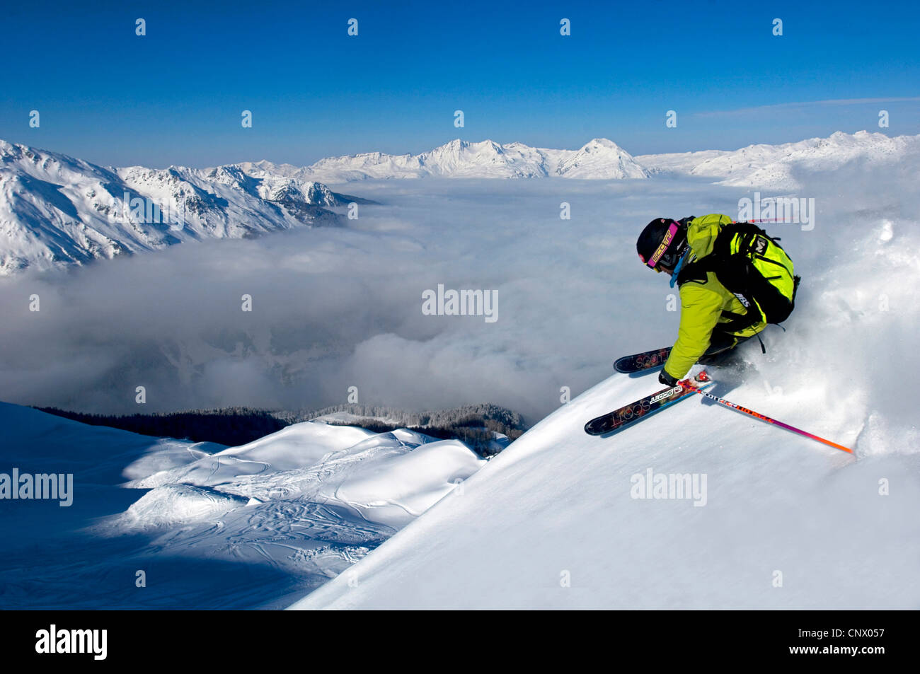 Esquiador en Sainte Foy Tarentaise ski resort, al norte de las montañas de los Alpes, Francia Foto de stock