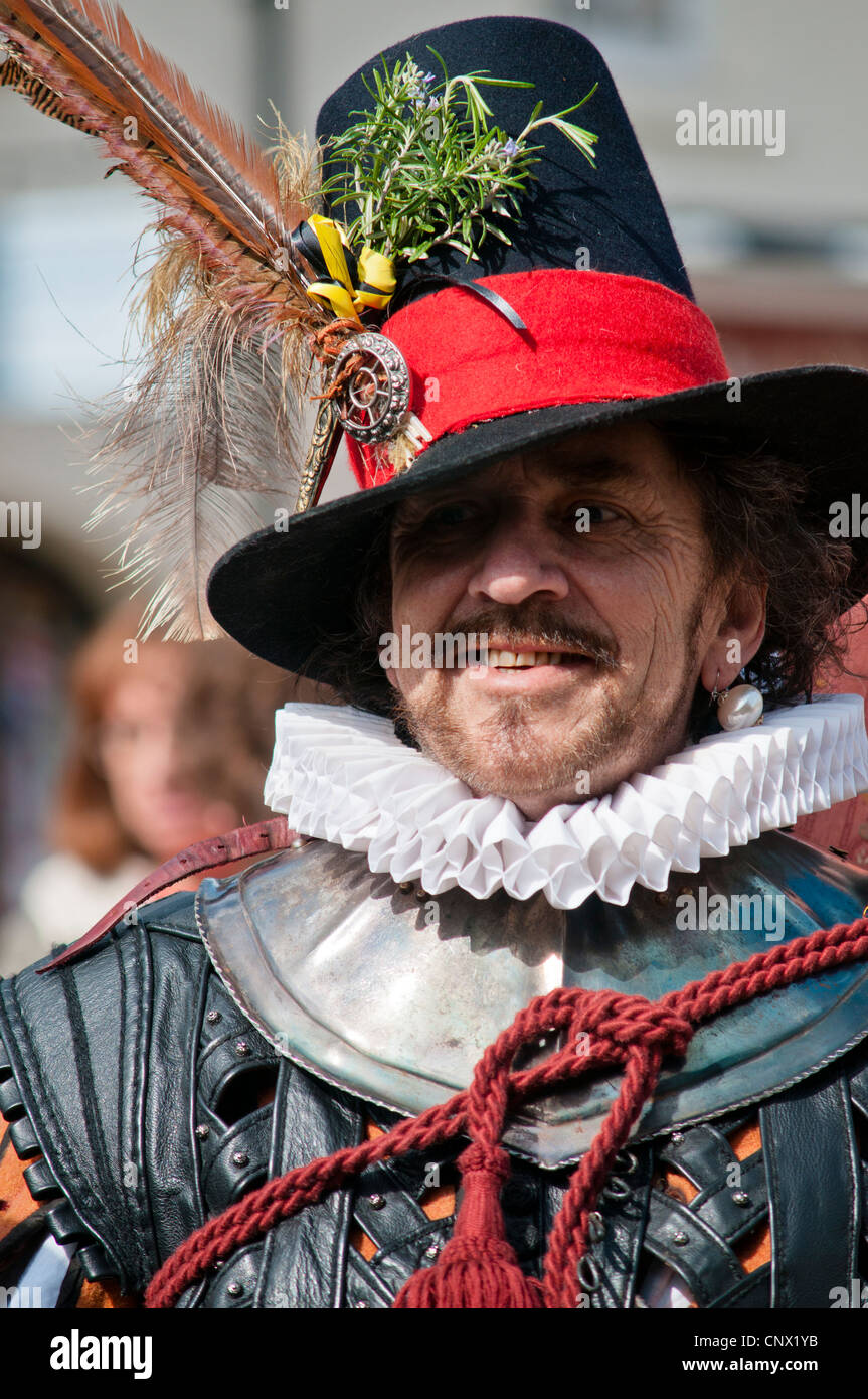 El actor vestido como Sir Walter Raleigh a William Shakespeare, celebraciones de cumpleaños Foto de stock