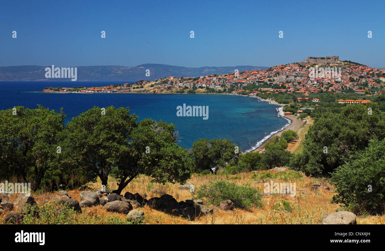 Vistas a la ciudad vieja y el castillo, Grecia, Lesbos, Molivos Foto de stock