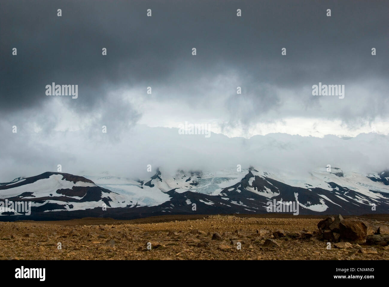 Los nubarrones higland Kaldadalsvegur alarmante en 550 con el glaciar y el glaciar Geitlandsjoekull Langjoekull, Islandia, Kaldidalur Foto de stock