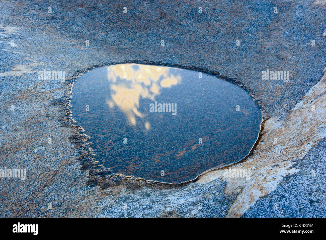 Charco con el reflejo del cielo en una roca en el río Verzasca corriendo a través del Valle de Verzasca, Suiza, Ticino, Verzascatal Foto de stock
