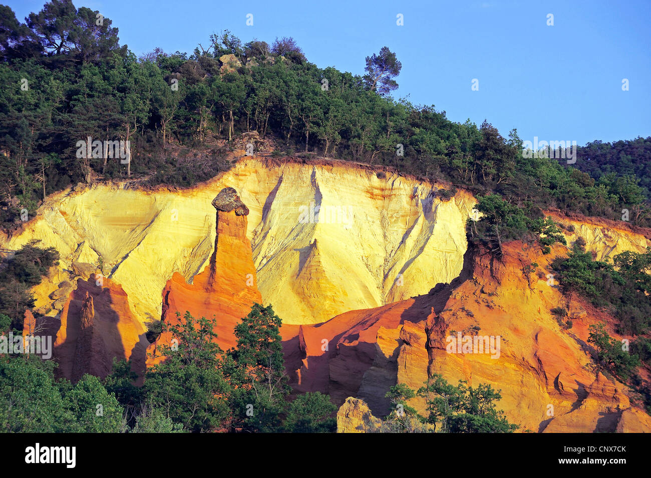 Extraña roca y arena, cerca de la ciudad de Apt, Francia, Provence Foto de stock