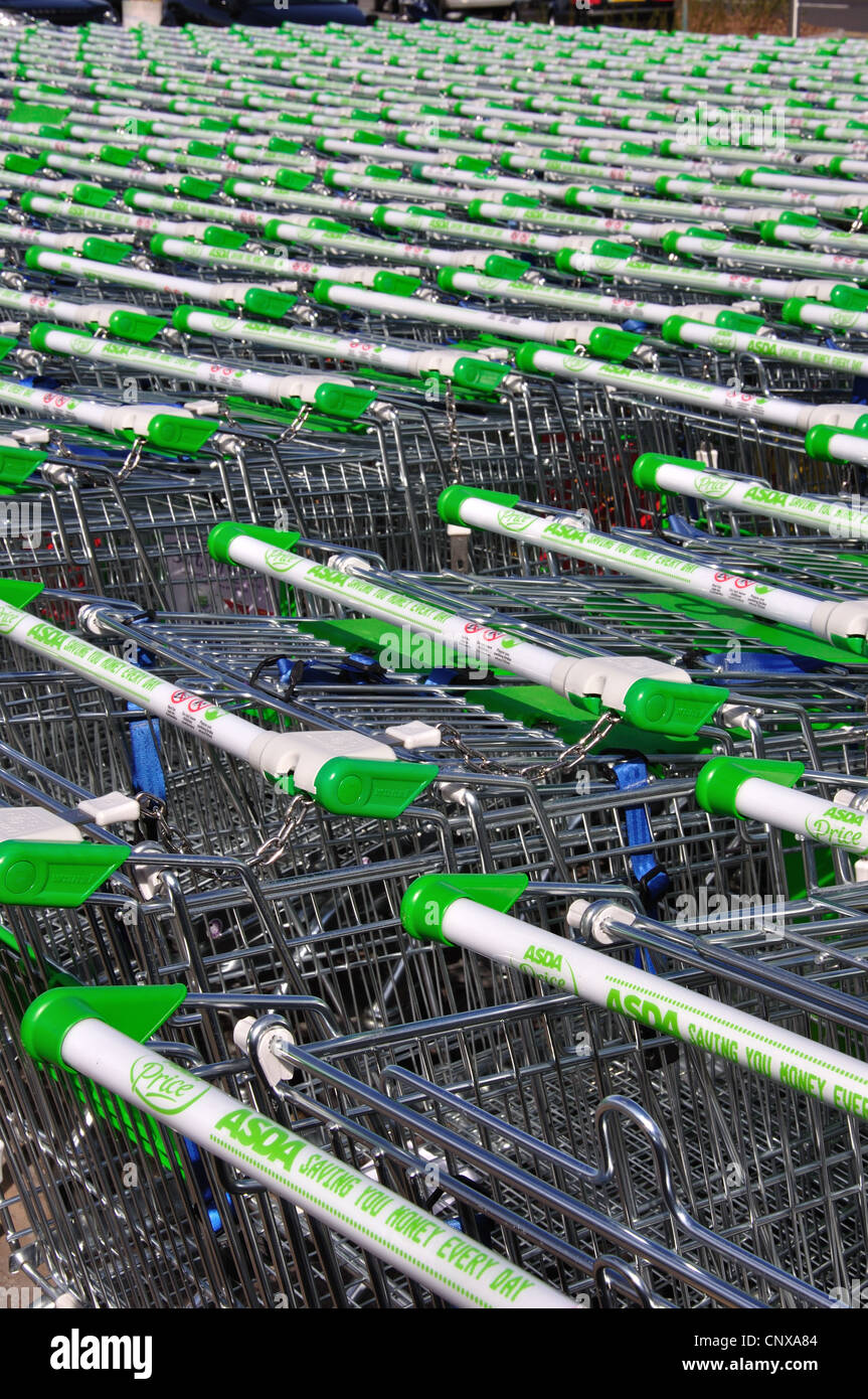 Carritos de supermercados ASDA fuera de almacén, Pevensey Bay Road, Eastbourne, East Sussex, Inglaterra, Reino Unido Foto de stock