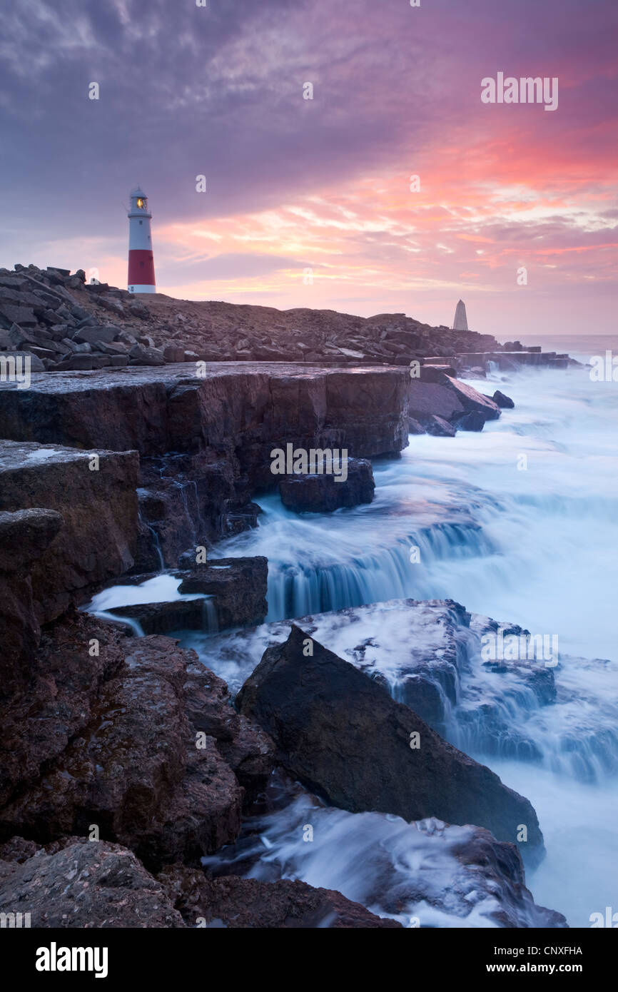 Las olas chocan contra las repisas de piedra caliza cerca del faro en Portland Bill, Dorset, Inglaterra. Invierno (febrero de 2011). Foto de stock