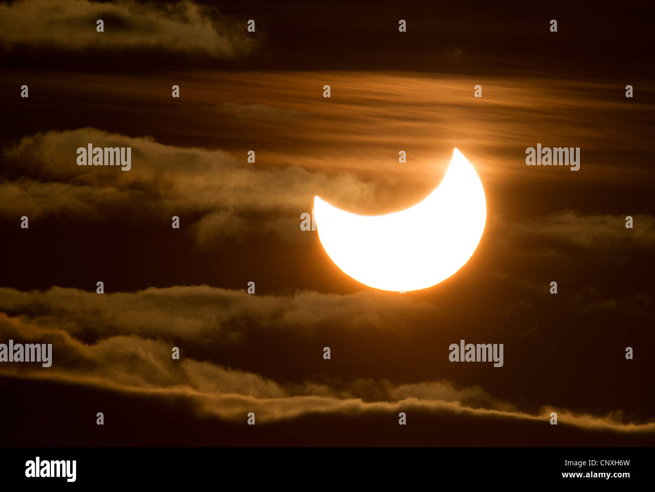 Eclipse parcial de sol de medianoche, Noruega Troms Foto de stock