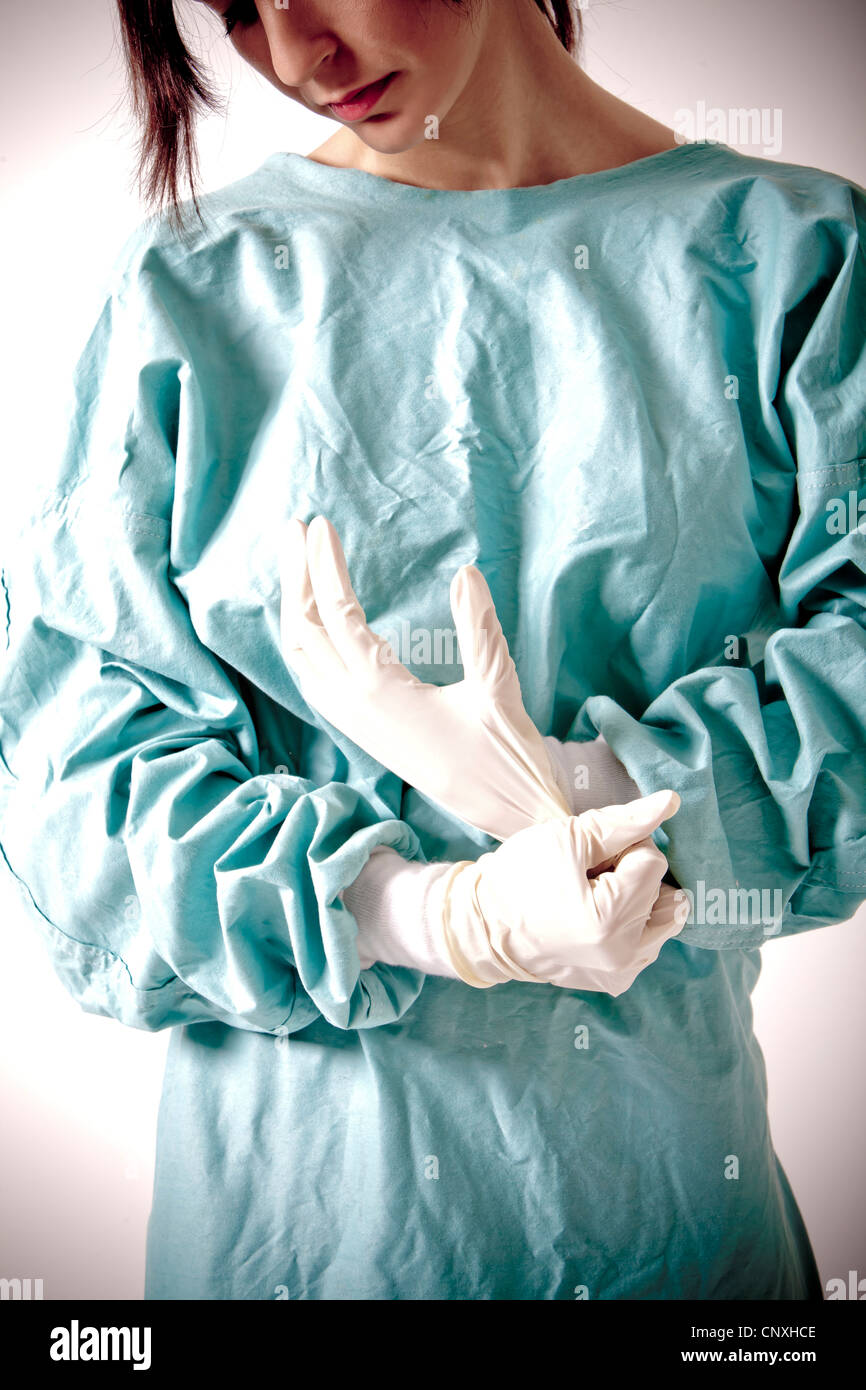 Doctor con guantes de látex Foto de stock