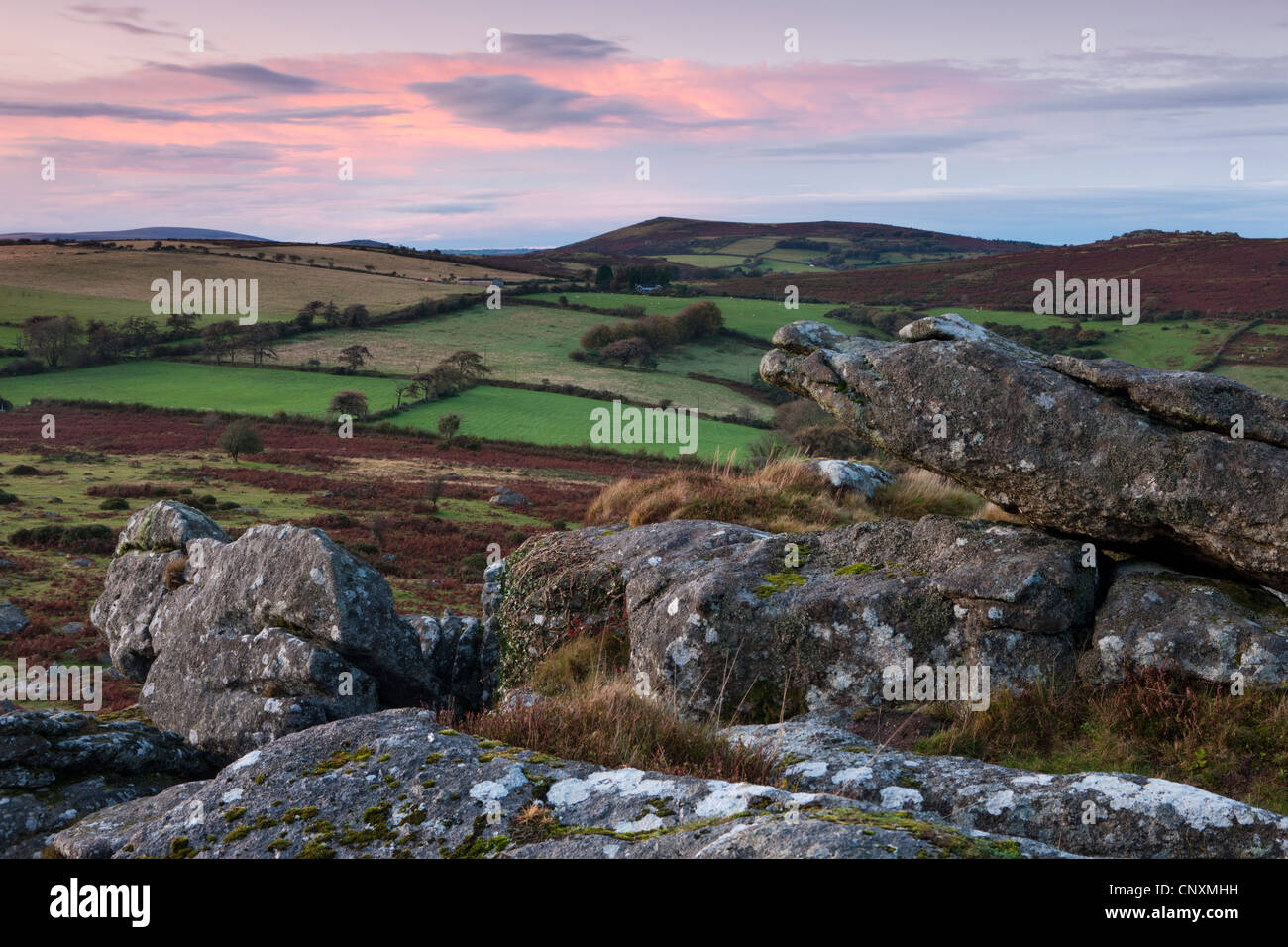 Twilight en Dartmoor paisajes vistos desde Hound Tor, Dartmoor, Devon, Inglaterra. Otoño (octubre de 2011). Foto de stock