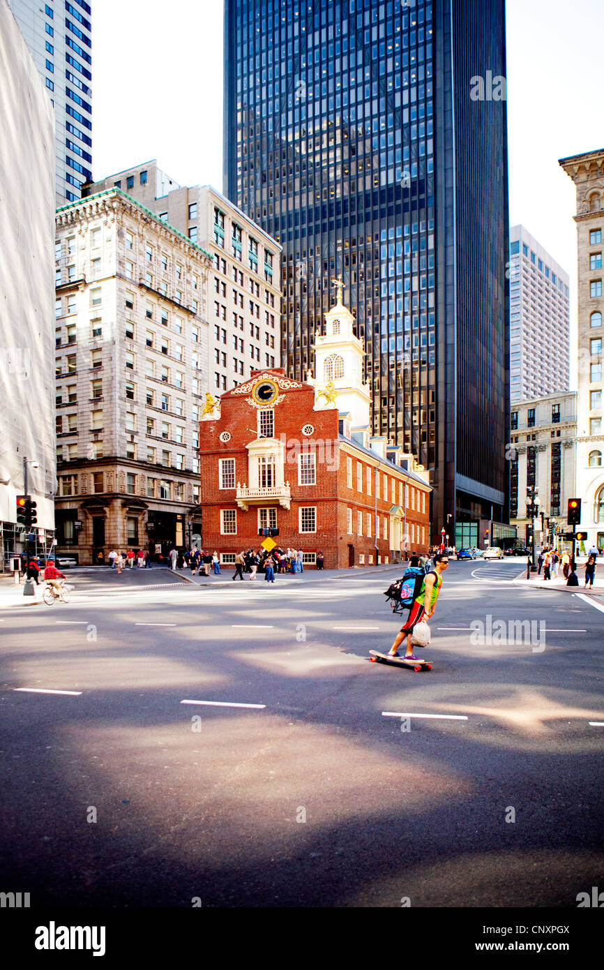 Calle de la ciudad de Boston, Massachusetts MA escena urbana PAISAJES URBANOS CALLE DE NUEVA INGLATERRA PAISAJE SKYLINE ARQUITECTURA BOSTONIAN Boston MA Foto de stock