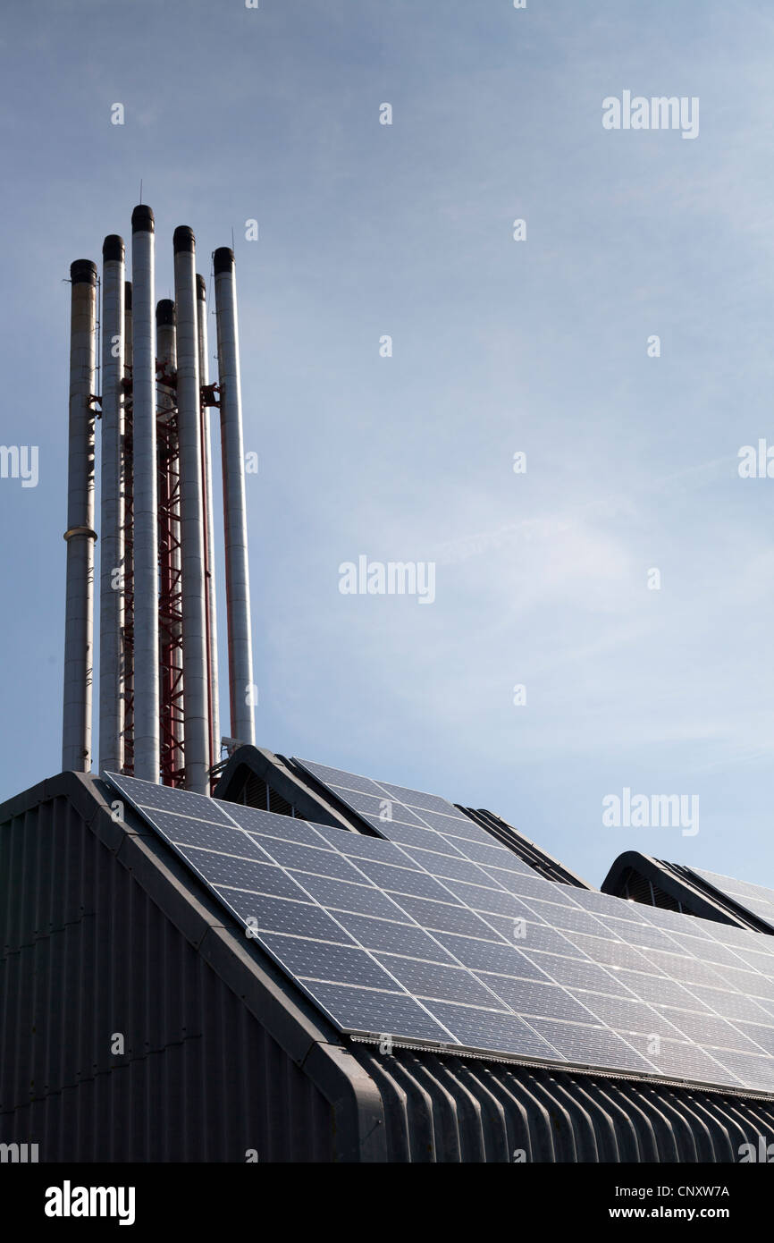 Paneles solares industriales en hospital sala de planta Foto de stock