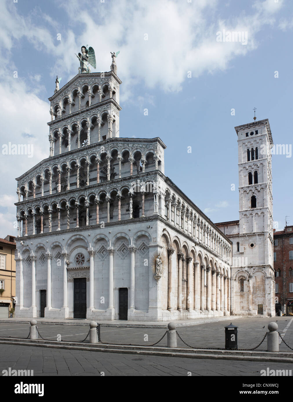 Iglesia de San Michele, Lucca, Italia. Pisana románico del siglo 12 con altos el campanile o campanario fachada de mármol blanco Foto de stock