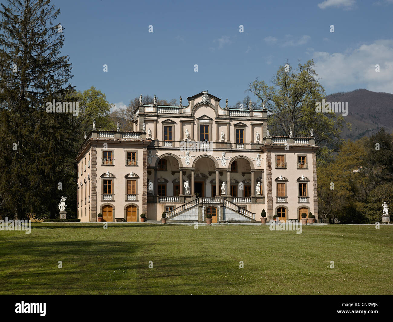 Villa Mansi, cerca de Lucca, Italia. En 1634, Muzio Oddi de Urbino remodeló una villa en estilo manierista anterior Foto de stock
