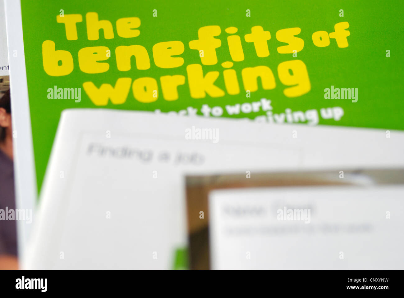Gobierno británico folleto acerca de los beneficios que pueden ser reclamados mientras trabaja Foto de stock