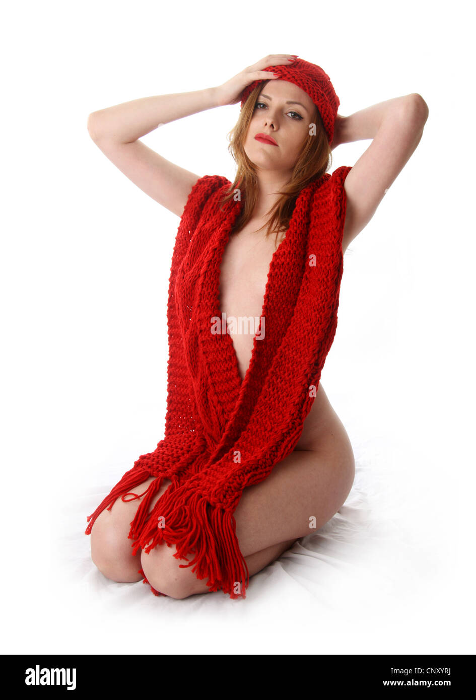 Joven rumano llevaba una bufanda y un sombrero de lana de color rojo. Studio Moda imágenes con un fondo blanco. Foto de stock