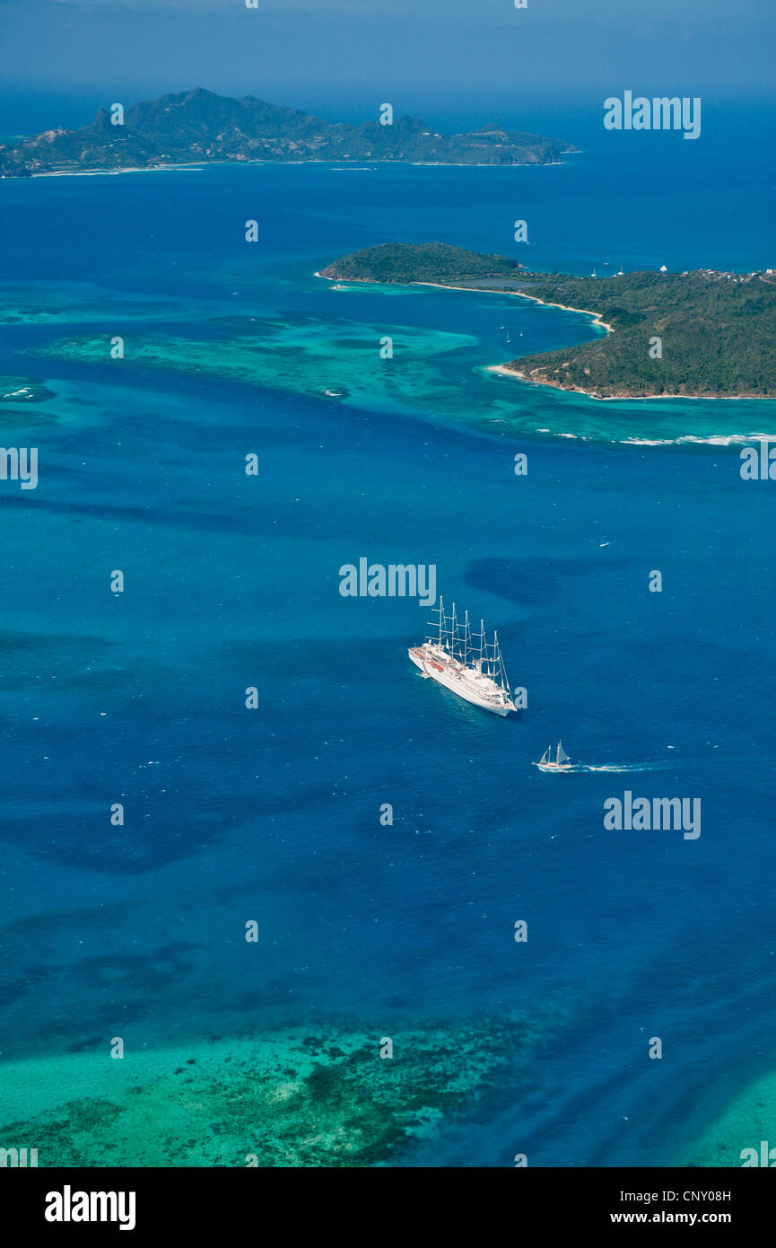 Vista aérea de la isla de Tobago Cays y Mayreau, San Vicente y las Granadinas Foto de stock