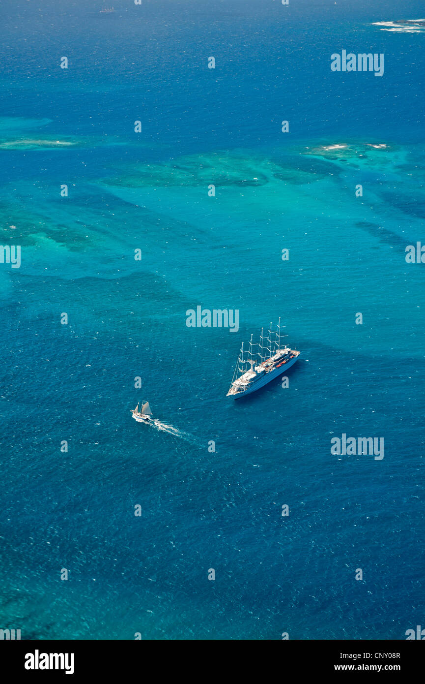 Vista aérea de un velero y un barco en el Mar Caribe entre Tobago Cays y Isla Mayreau, San Vicente y las Granadinas Foto de stock