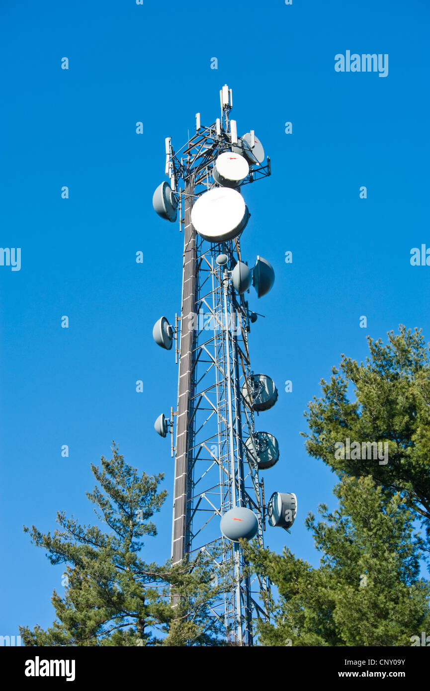 Torre celular y la antena de la radio Foto de stock