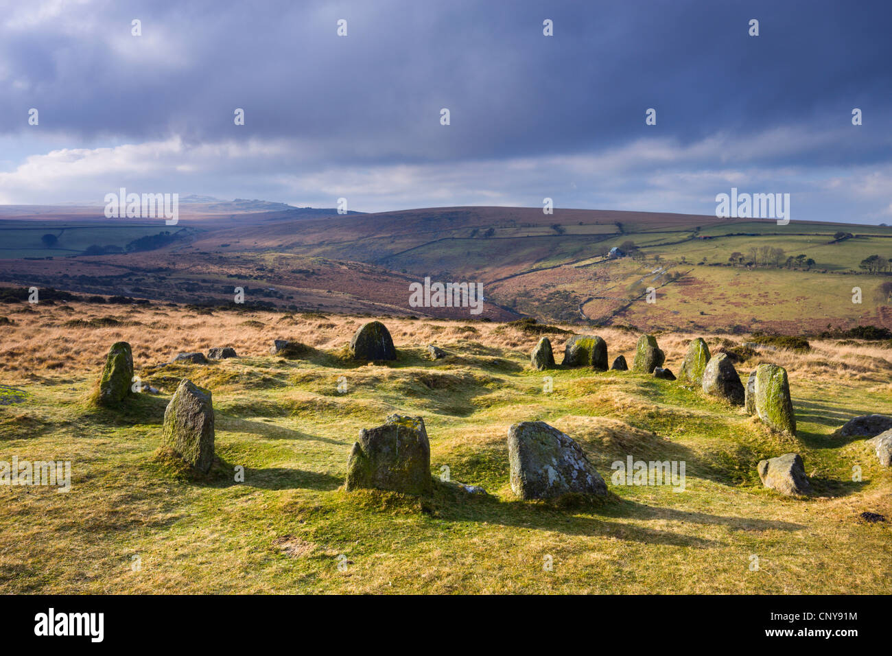 Nueve doncellas stone circle, conocido como el diecisiete Hermanos de Belstone común en el norte de Dartmoor Foto de stock