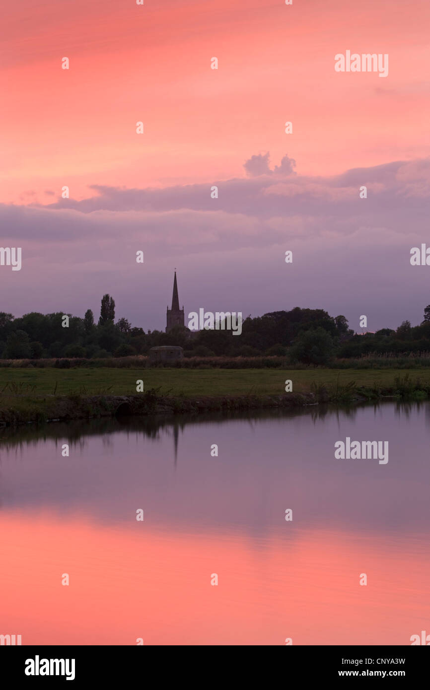 Hermosa puesta de sol sobre el río Támesis y la Torre de la Iglesia de Lechlade, Cotswolds, Oxfordshire, Inglaterra. El verano de 2011. Foto de stock