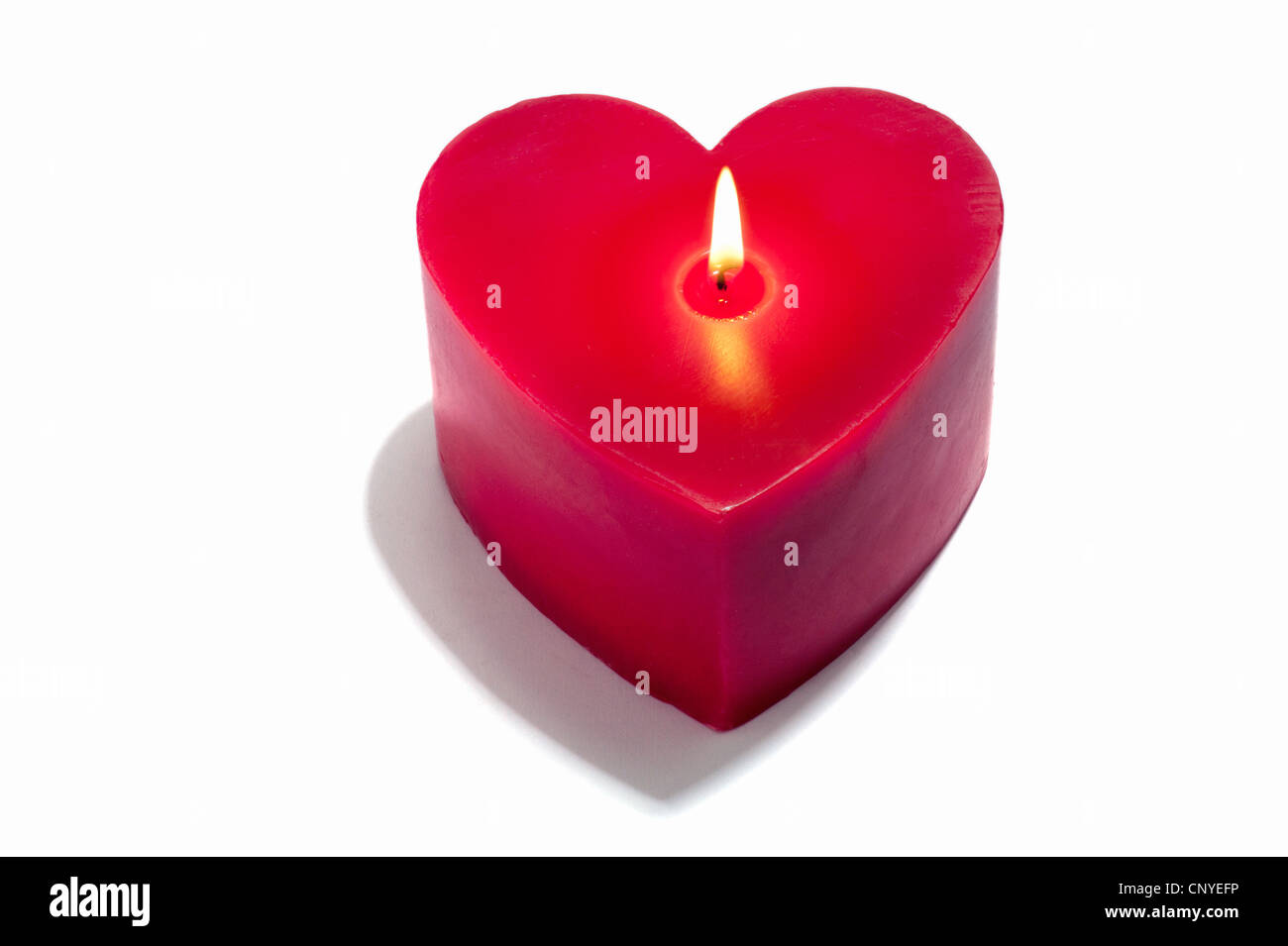 Una vela en forma de corazón rojo, encendido Fotografía de stock - Alamy