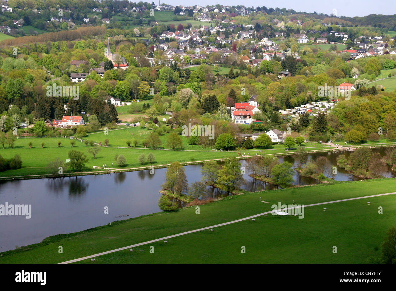 Vista del Valle de Ruhr con iglesia Stiepeler Dorfkirche del Castillo Blankenstein, Alemania, Renania del Norte-Westfalia, Hattingen Blankenstein Foto de stock