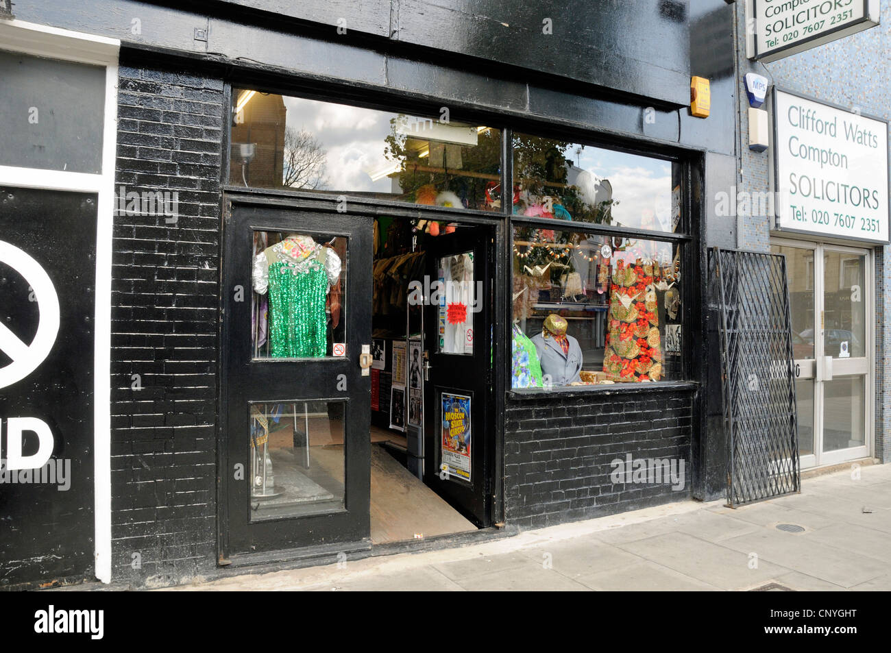 Londres Vintage Store, la tienda de ropa retro siglo xxi en Holloway Road London Borough of Islington, Inglaterra Foto de stock
