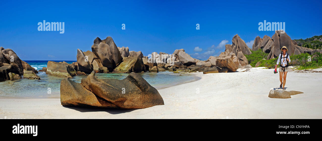 Rocas de granito en la playa de Anse Marron , Seychelles, La Digue Foto de stock