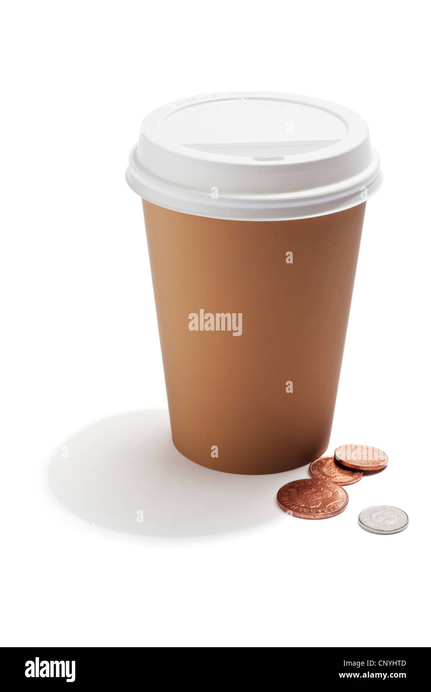 Una bebida para llevar una taza con monedas por el lado británico Foto de stock
