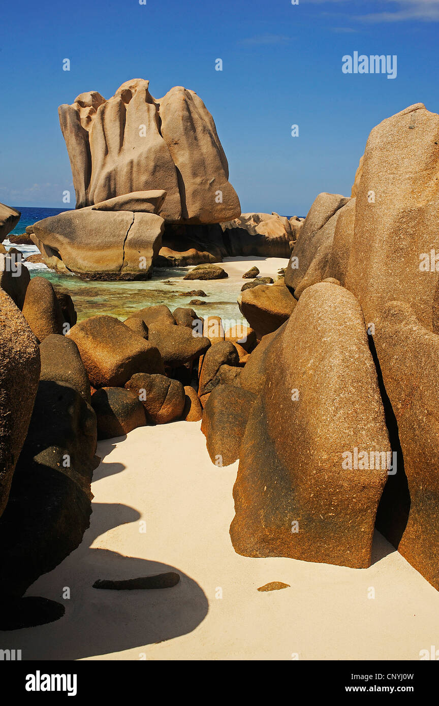 Rocas de granito de Anse Marron, Seychelles, La Digue Foto de stock