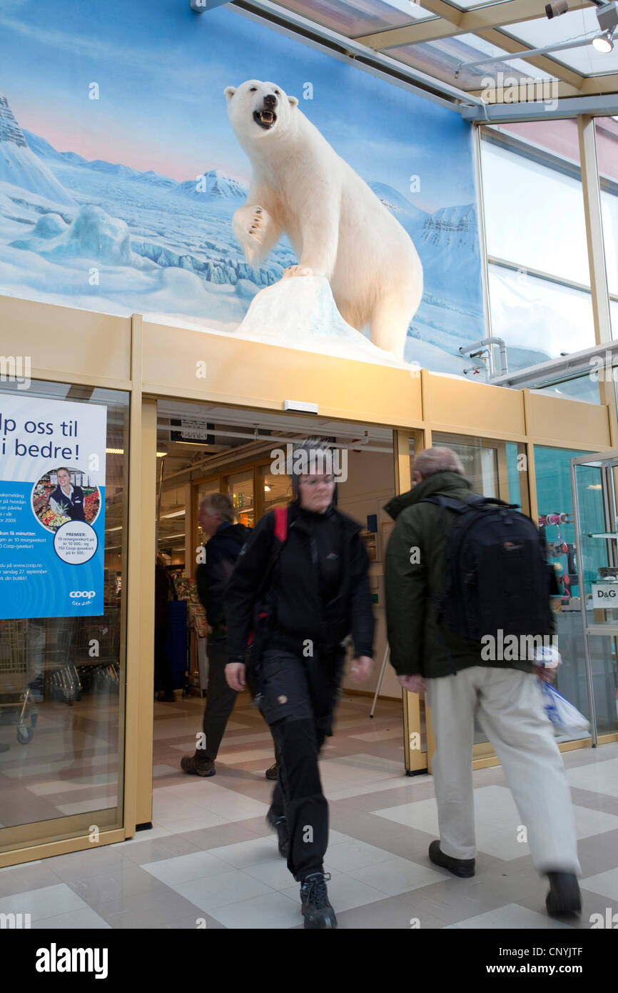 El oso polar (Ursus maritimus), oso polar en un cartel en la entrada de una tienda turística, Noruega, Longyearbyen, Svalbard Foto de stock