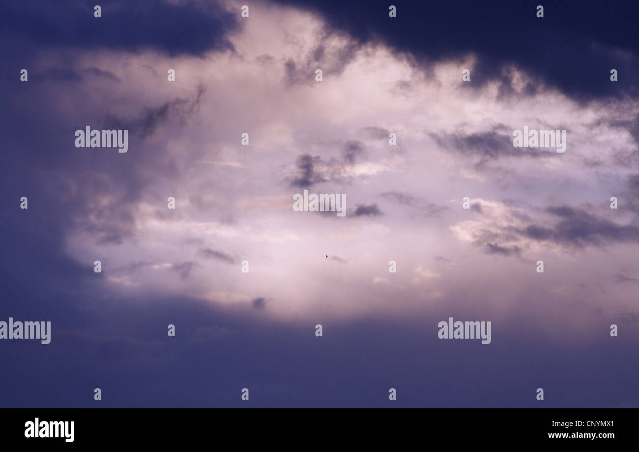 Una nube oscura en el cielo Foto de stock